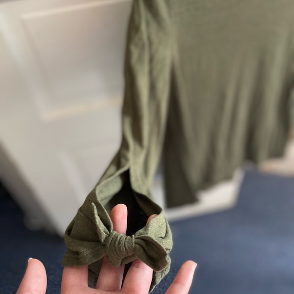 Green long sleeve shirt with bow detail - Picture 2 of 2